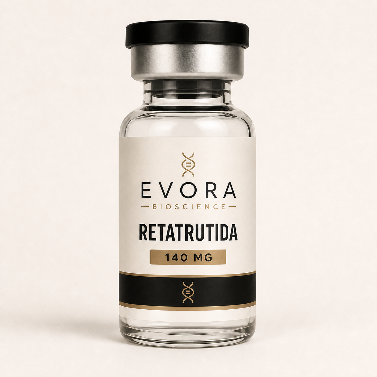 Mockup do vial Evora Bioscience Retatrutida 140 mg, com rótulo marfim e dourado e tampa preta